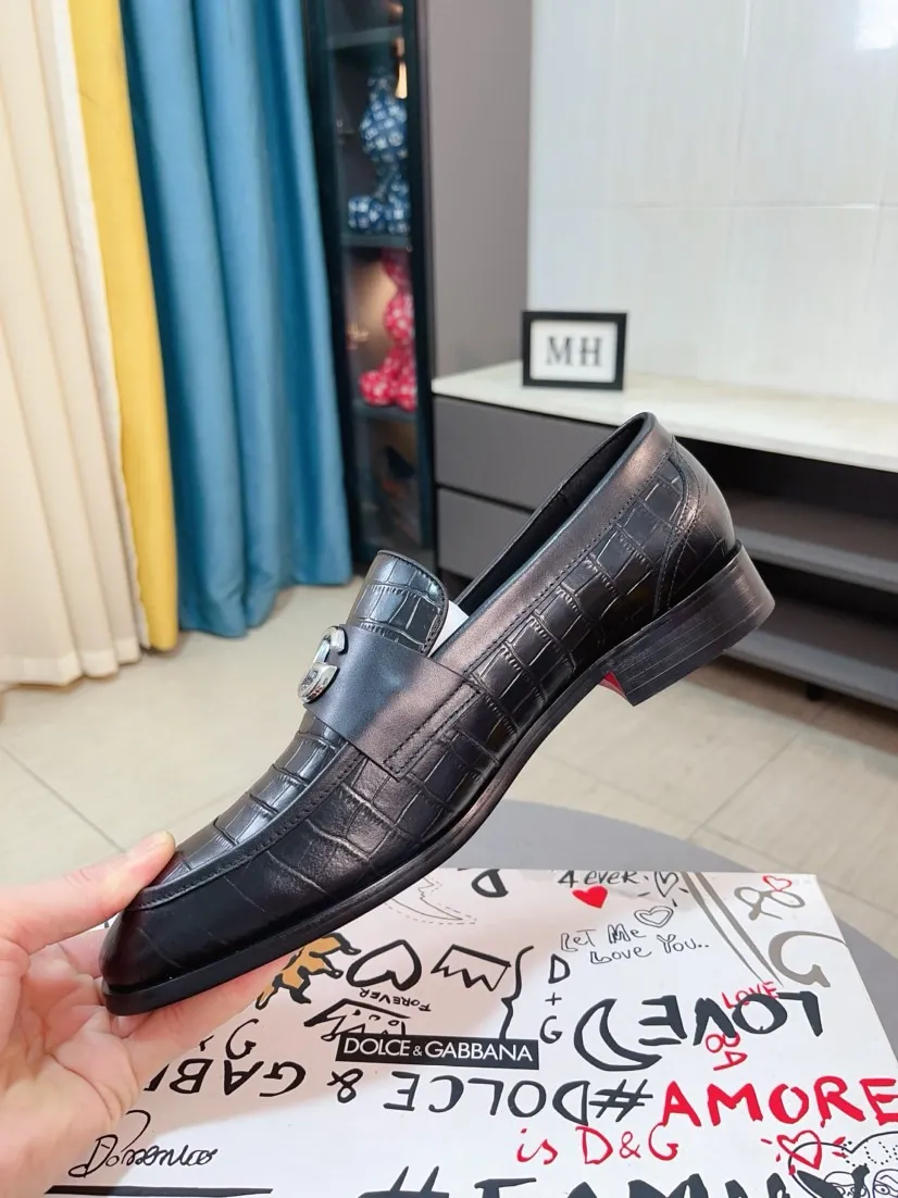 Men's shoes 💰540🌸🌸 [DG Dolce & Gabbana] High-end customized leather shoes. The upper is made of imported calf leather. Original hardware. I believe you will be impressed from the first time you see it. The avant-garde atmosphere can no longer fully interpret its elegance. AAA grade rubber outsole is super comfortable. The original cover last of the counter ensures its original version and quality. The upper is simple and the cowhide lining ensures its comfort and breathability. A pair of truly good shoes has its own unique soul, famous quality, and the first choice for successful people. Regular size 38-44 (45 customized)